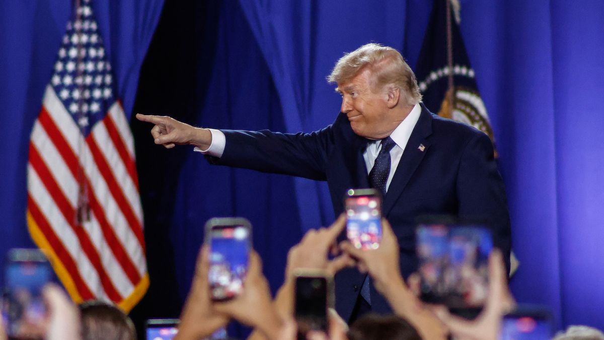 El presidente de Estados Unidos, Donald Trump, explicó este sábado que está dividido entre cerrar un acuerdo o retomar la ofensiva militar contra Irán. El presidente de Estados Unidos, Donald Trump, explicó este sábado que está dividido entre cerrar un acuerdo o retomar la ofensiva militar contra Irán.