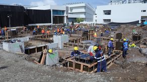 El Ministerio de Salud (Minsa) anunció una inversión cercana a mil millones de dólares durante este año, destinada a fortalecer la infraestructura sanitaria en todo el país, con el objetivo de mejorar el acceso y la calidad de los servicios de salud para la población.