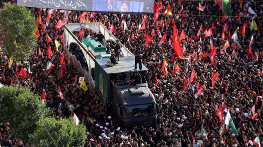 Aquí todo el mundo quiere vengarse, clama un iraní que, como miles de compatriotas, vino hasta Mashhad para el entierro del líder supremo Alí Jamenei en su ciudad natal. El féretro llegó al aeropuerto de Mashhad, en el noreste de Irán, a bordo de un avión civil escoltado por un caza. Aquí todo el mundo quiere vengarse, clama un iraní que, como miles de compatriotas, vino hasta Mashhad para el entierro del líder supremo Alí Jamenei en su ciudad natal. El féretro llegó al aeropuerto de Mashhad, en el noreste de Irán, a bordo de un avión civil escoltado por un caza.