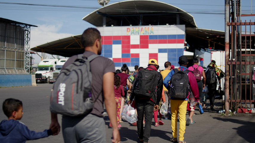 Migrantes varados en Paso Canoas luchan por salir adelante