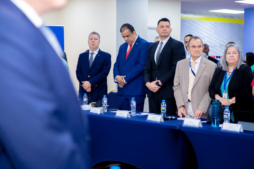La mesa para el ajuste del salario mínimo está integrada por representantes del Ministerio de Trabajo y Desarrollo Laboral (Mitradel), del sector Trabajador, Empleador y del Gobierno Nacional. La mesa para el ajuste del salario mínimo está integrada por representantes del Ministerio de Trabajo y Desarrollo Laboral (Mitradel), del sector Trabajador, Empleador y del Gobierno Nacional.