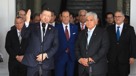El presidente de Panamá, José Raúl Mulino, pidió a su homólogo de Costa Rica, Rodrigo Chaves, una reunión el próximo 24 de abril para buscar mecanismos que agilicen la frontera común en el sector de Paso Canoas, donde funciona una aduana neurálgica no solo para ambos países, sino para toda Centroamérica. El presidente de Panamá, José Raúl Mulino, pidió a su homólogo de Costa Rica, Rodrigo Chaves, una reunión el próximo 24 de abril para buscar mecanismos que agilicen la frontera común en el sector de Paso Canoas, donde funciona una aduana neurálgica no solo para ambos países, sino para toda Centroamérica.
