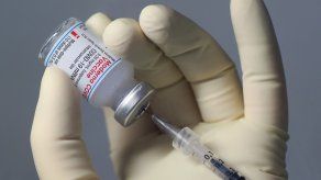 Agencia europea analiza vacunas de Pfizer y Moderna por riesgos de coágulos