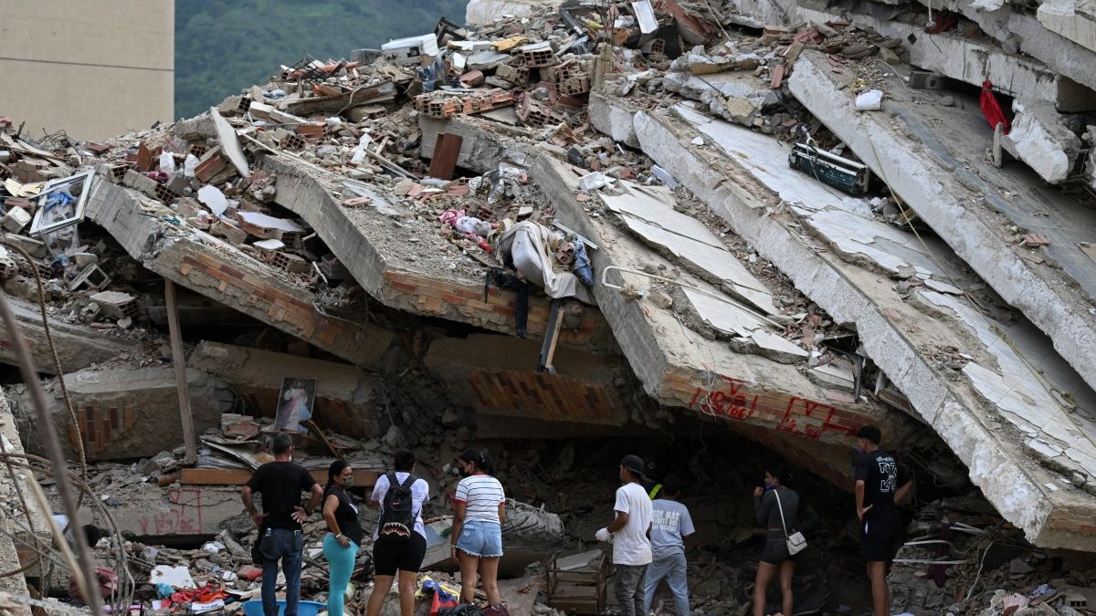 La Guaira: familias mantienen la búsqueda de desaparecidos bajo las ruinas La Guaira: familias mantienen la búsqueda de desaparecidos bajo las ruinas