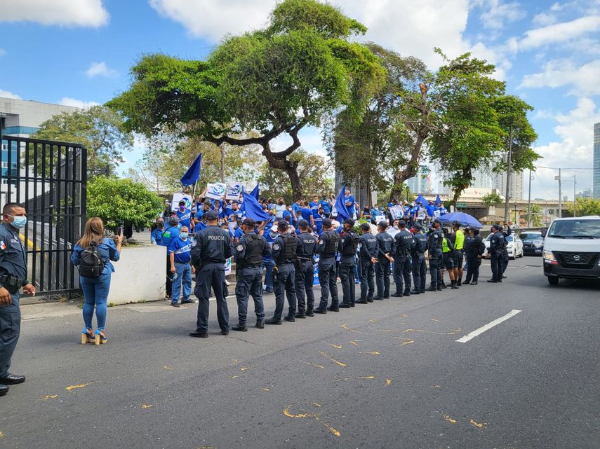 Etelvina de Bonagas será Rectora de la Universidad Autónoma de Chiriquí (Unachi) por 5 años más. A eso de las 11:00 de la noche ganó ampliamente en las mesas del voto docente.