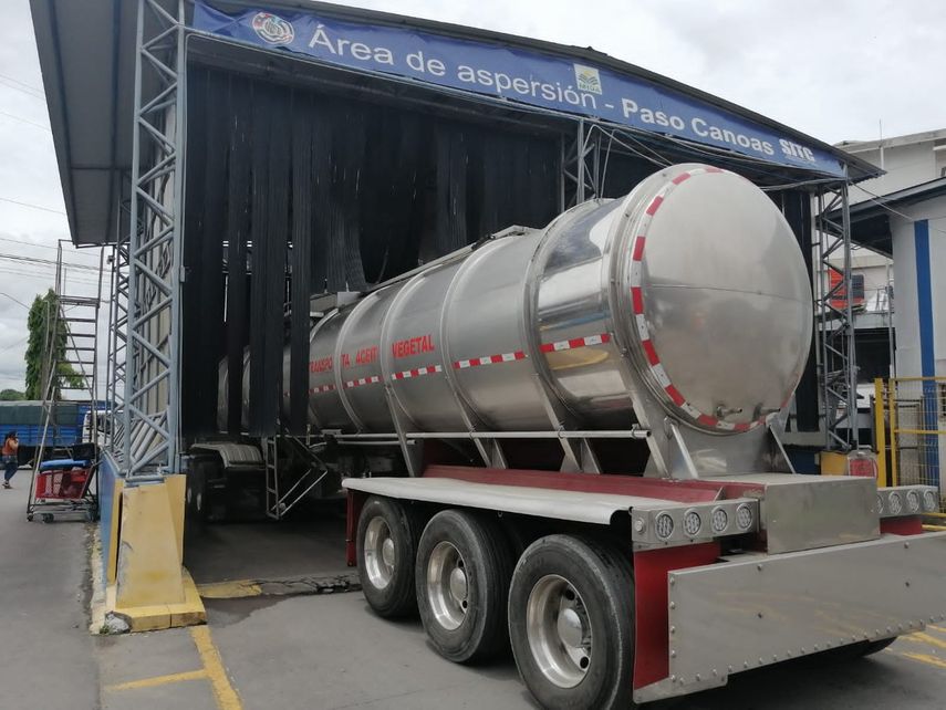 El Ministerio de Desarrollo Agropecuario aclaró que son los dueños de los camiones de carga los que tendrán que pagar por el servicio de aspersión de contenedores en Paso Canoas