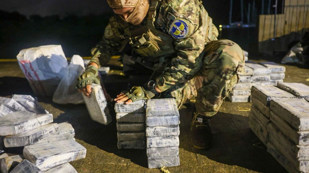 Autoridades panameñas informaron este sábado sobre dos operativos antidrogas realizados en distintos puntos del país centroamericano que dejaron como resultado el decomiso de más de 1.300 paquetes de presunta droga y la aprehensión de dos ciudadanos extranjeros. Autoridades panameñas informaron este sábado sobre dos operativos antidrogas realizados en distintos puntos del país centroamericano que dejaron como resultado el decomiso de más de 1.300 paquetes de presunta droga y la aprehensión de dos ciudadanos extranjeros.
