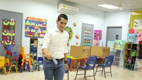 El precandidato presidencial por Cambio Democrático, Rómulo Roux emitió su voto en la escuela Ernesto T. Lefevre.