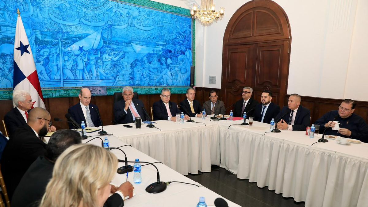 Mulino, ministros de Estado y diputados, sostuvieron encuentro.