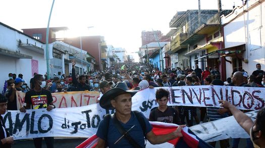 Más de un millar de migrantes marchan del sur al centro de México