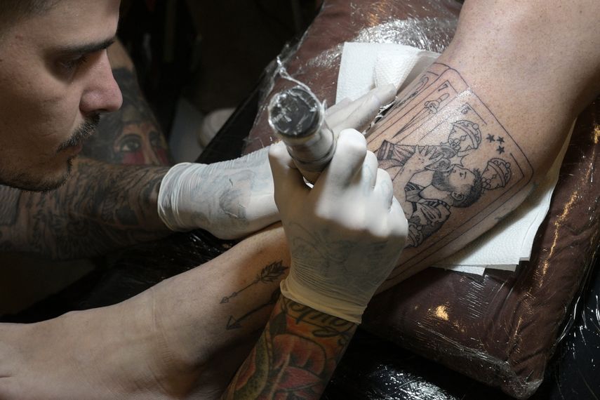 Los tatuadores redoblan el trabajo en Buenos Aires. Algunos fanáticos cambian las tradicionales serpientes o calaveras por la cara del astro Lionel Messi o por el trofeo de la Copa del Mundo levantada por Argentina en Qatar 2022. La fiebre mundialista deja su marca en la piel. 