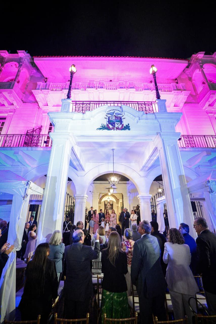 Todos los años la Presidencia de la República es iluminada con los colores rosado y celeste como parte de la campaña de prevención del cáncer de mama y próstata. Todos los años la Presidencia de la República es iluminada con los colores rosado y celeste como parte de la campaña de prevención del cáncer de mama y próstata.