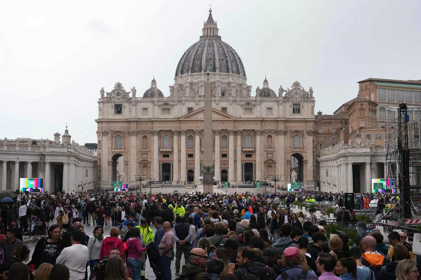 Más de 50 mil fieles visitan la capilla ardiente del papa Francisco