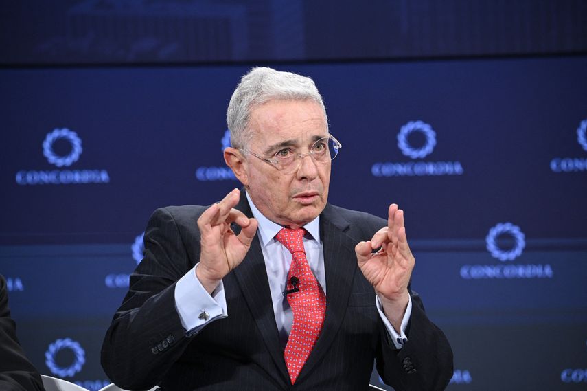 La Fiscalía colombiana acusó ante una jueza este viernes a Álvaro Uribe por los delitos de soborno, fraude procesal y soborno en actuación penal, por lo que el expresidente de Colombia se convierte formalmente en acusado en el caso de presunto soborno de testigos. La Fiscalía colombiana acusó ante una jueza este viernes a Álvaro Uribe por los delitos de soborno, fraude procesal y soborno en actuación penal, por lo que el expresidente de Colombia se convierte formalmente en acusado en el caso de presunto soborno de testigos.