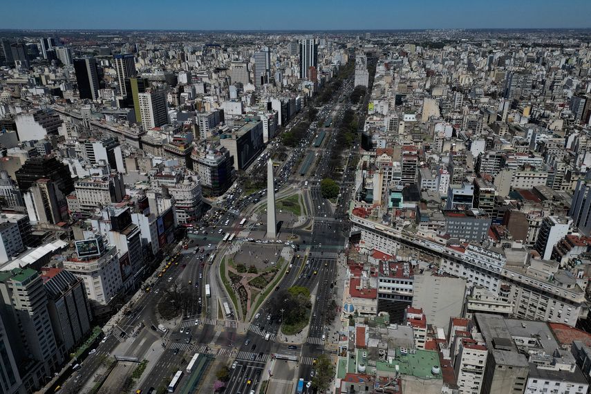 La Comisión Económica para América Latina y el Caribe (Cepal) pidió este jueves a los países de la región mejorar las políticas de desarrollo productivo para "escapar de la trampa de baja capacidad para crecer" y evitar así una tercera "década perdida". La Comisión Económica para América Latina y el Caribe (Cepal) pidió este jueves a los países de la región mejorar las políticas de desarrollo productivo para "escapar de la trampa de baja capacidad para crecer" y evitar así una tercera "década perdida". 