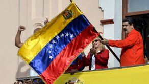 Maduro se apoya en militares ante respaldo internacional a opositor Guaidó