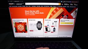 Amazon informó que el salario de base en Alemania es de 14 euros por hora (15,30 dólares).