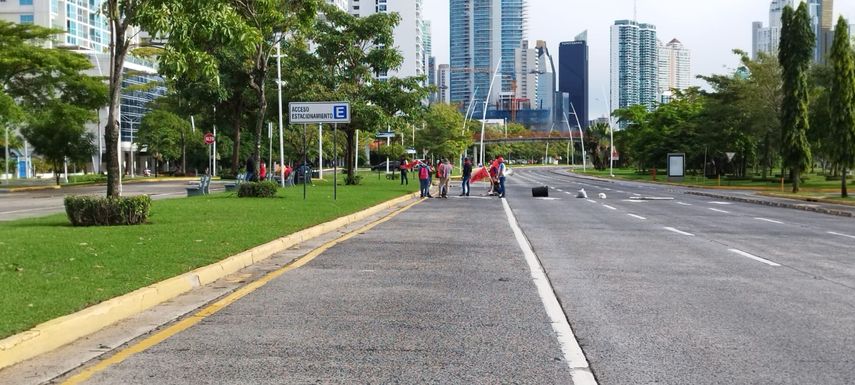 La empresa MiBus, informó este jueves que producto de los cierres de calles y protestas en la ciudad capital, se suspendería el servicio de transporte público temporalmente. La empresa MiBus, informó este jueves que producto de los cierres de calles y protestas en la ciudad capital, se suspendería el servicio de transporte público temporalmente. 