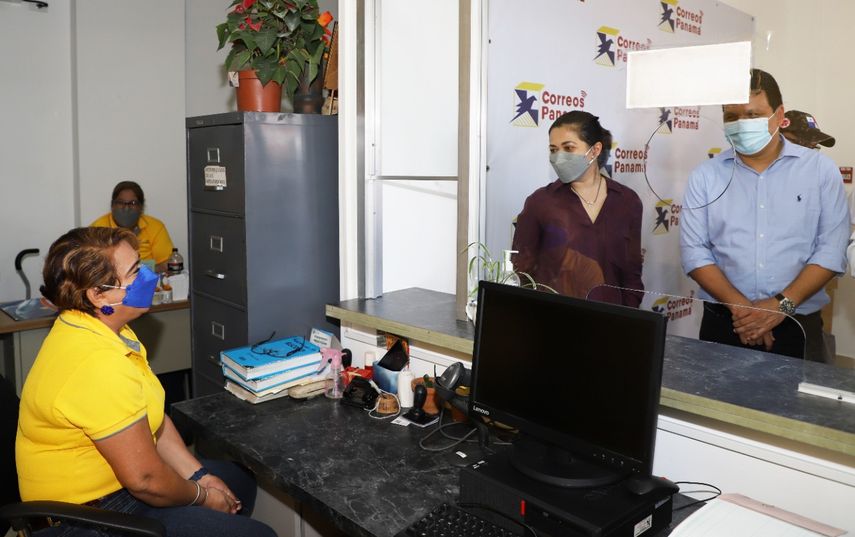 Jananina Tewaney Mencomo, titular del MINGOB, estuvo presente en la inauguración de una nueva agencia postal en Chitré