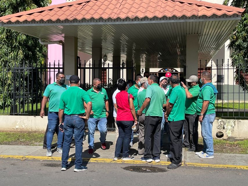 Transportistas realizan paro por alto costo del combustible