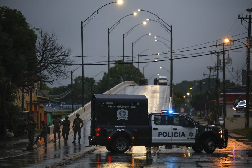 "Señor presidente" José Raúl Mulino "deje de ser tan arrogante con el pueblo", le dijo este jueves el líder de los docentes Luis Sánchez al mandatario durante una protesta contra las políticas del Gobierno, dispersada por la Policía, luego de que el gobernante afirmara que no permitirá que grupos sindicales tranquen el país. "Señor presidente" José Raúl Mulino "deje de ser tan arrogante con el pueblo", le dijo este jueves el líder de los docentes Luis Sánchez al mandatario durante una protesta contra las políticas del Gobierno, dispersada por la Policía, luego de que el gobernante afirmara que no permitirá que grupos sindicales tranquen el país.