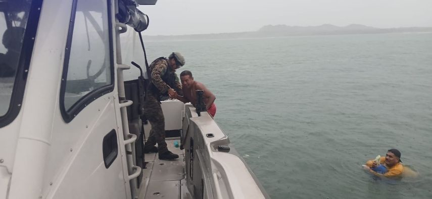 Unidades del Senafront auxiliaron a los pescadores panameños tras el naufragio de su embarcación. Unidades del Senafront auxiliaron a los pescadores panameños tras el naufragio de su embarcación.