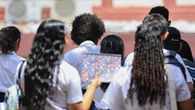 La controversia por el estilo de cabello afro en las escuelas de Panamá, que comenzaron esta semana el año lectivo, ha reavivado las acusaciones de racismo y discriminación porque algunos directores escolares pidieron un certificado de afrodescendiente para permitir a los alumnos el uso - dentro de unas normas generales - de trenzas, nudos, rastas o cabello natural. La controversia por el estilo de cabello afro en las escuelas de Panamá, que comenzaron esta semana el año lectivo, ha reavivado las acusaciones de racismo y discriminación porque algunos directores escolares pidieron un certificado de afrodescendiente para permitir a los alumnos el uso - dentro de unas normas generales - de trenzas, nudos, rastas o cabello natural.