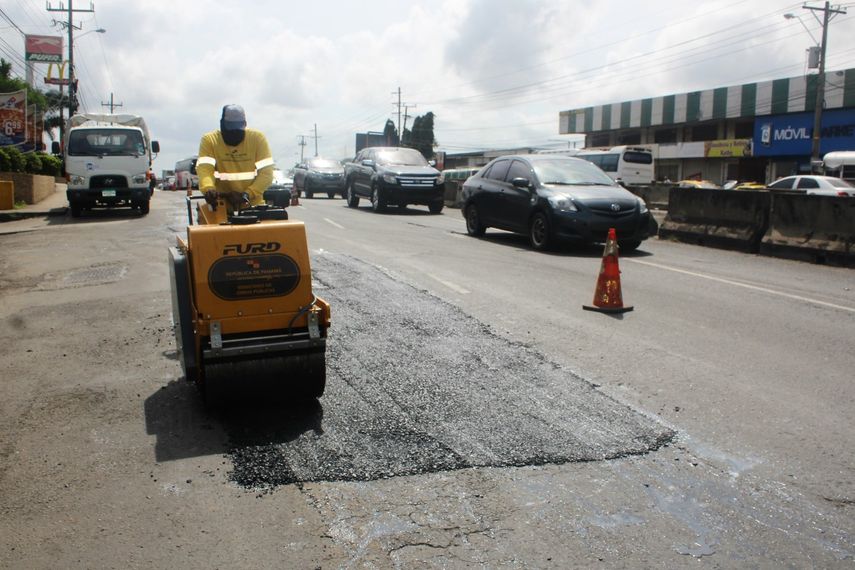 El Ministerio de Obras Públicas (MOP) en Panamá Oeste, continúa los trabajos de restauración de los tramos deteriorados en el sector de La Pesa – vía Panamericana.