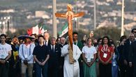 miles de jovenes catolicos se congregan en roma para una multitudinaria vigilia con el papa