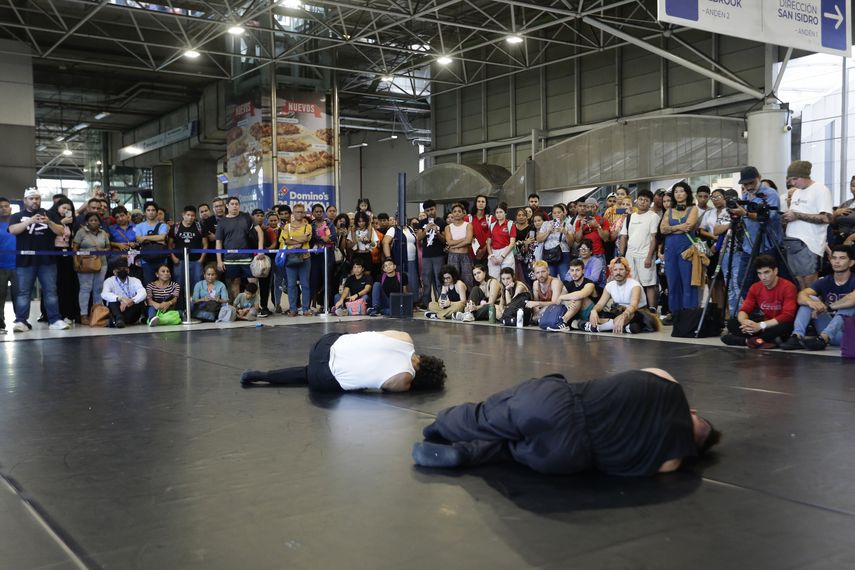 Decenas de pasajeros se conectaron este viernes con la emoción de la danza moderna en una popular y concurrida estación del Metro de Panamá, donde un dúo de bailarines de una compañía alemana captó su atención con una pieza de potente expresión corporal. Decenas de pasajeros se conectaron este viernes con la emoción de la danza moderna en una popular y concurrida estación del Metro de Panamá, donde un dúo de bailarines de una compañía alemana captó su atención con una pieza de potente expresión corporal.