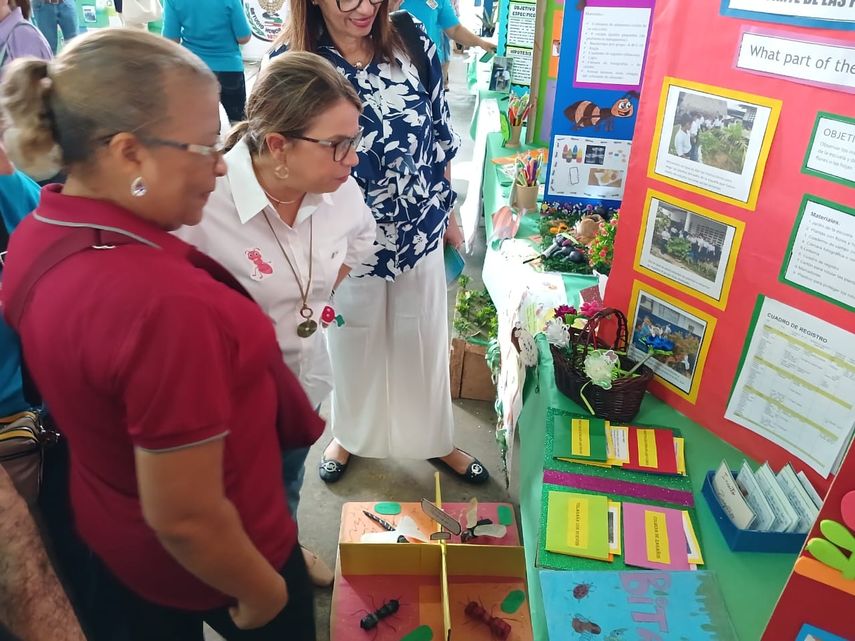 Senacyt capacita maestros del Meduca en matemática y ciencias naturales. Senacyt capacita maestros del Meduca en matemática y ciencias naturales.