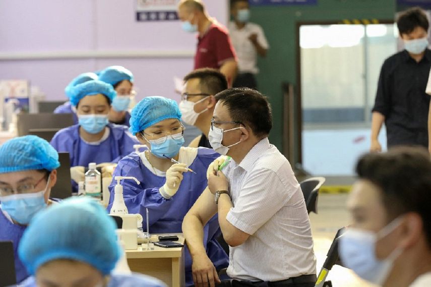 China confinó el martes a los residentes de una tercera ciudad mientras el país combate varios brotes de covid-19 en el segundo aniversario de la primera muerte registrada por la pandemia.