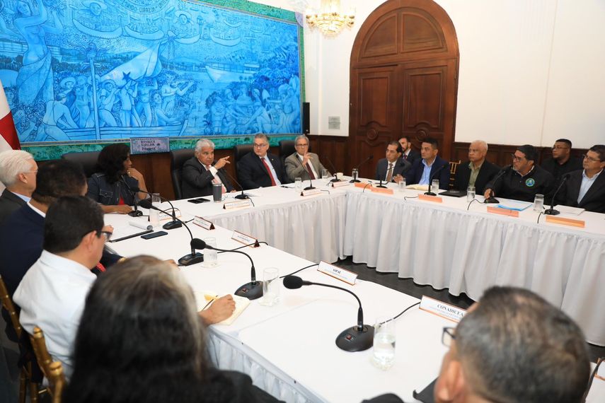 El presidente de la República, José Raúl Mulino, sostuvo este miércoles un encuentro con dirigentes de 28 organizaciones de gremios docentes para discutir la situación crítica de la Caja del Seguro Social (CSS). El presidente de la República, José Raúl Mulino, sostuvo este miércoles un encuentro con dirigentes de 28 organizaciones de gremios docentes para discutir la situación crítica de la Caja del Seguro Social (CSS).