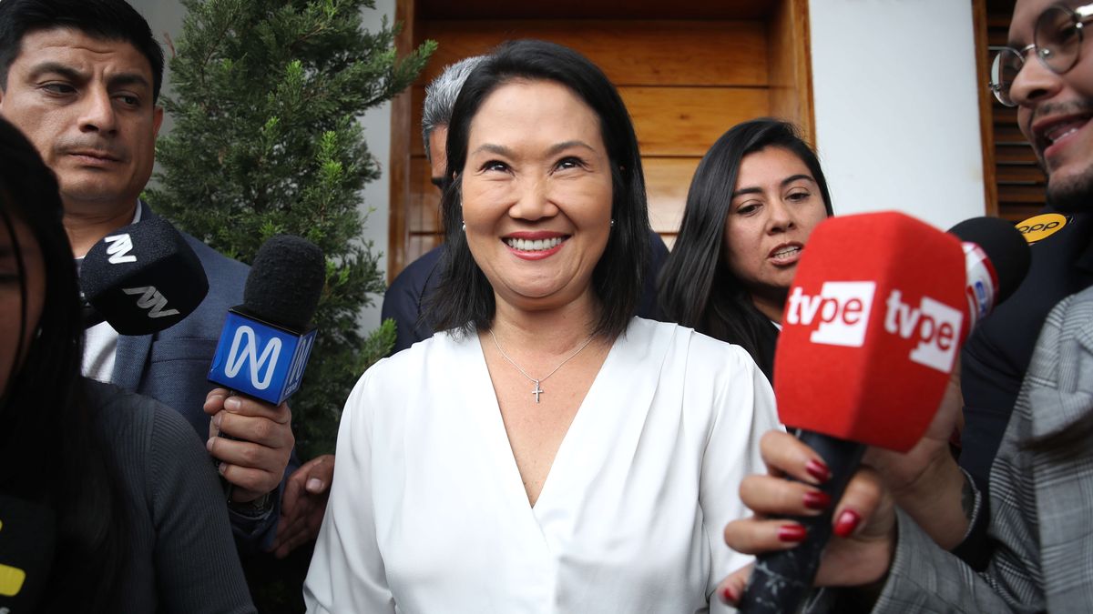 La candidata derechista Keiko Fujimori se acerca a ser la próxima presidenta de Perú al aventajar este jueves en cerca de 40.000 votos al izquierdista Roberto Sánchez, cuando restan por escrutarse alrededor de 113.000 votos de la segunda vuelta de las elecciones presidenciales, celebrada el pasado 7 de junio. La candidata derechista Keiko Fujimori se acerca a ser la próxima presidenta de Perú al aventajar este jueves en cerca de 40.000 votos al izquierdista Roberto Sánchez, cuando restan por escrutarse alrededor de 113.000 votos de la segunda vuelta de las elecciones presidenciales, celebrada el pasado 7 de junio.