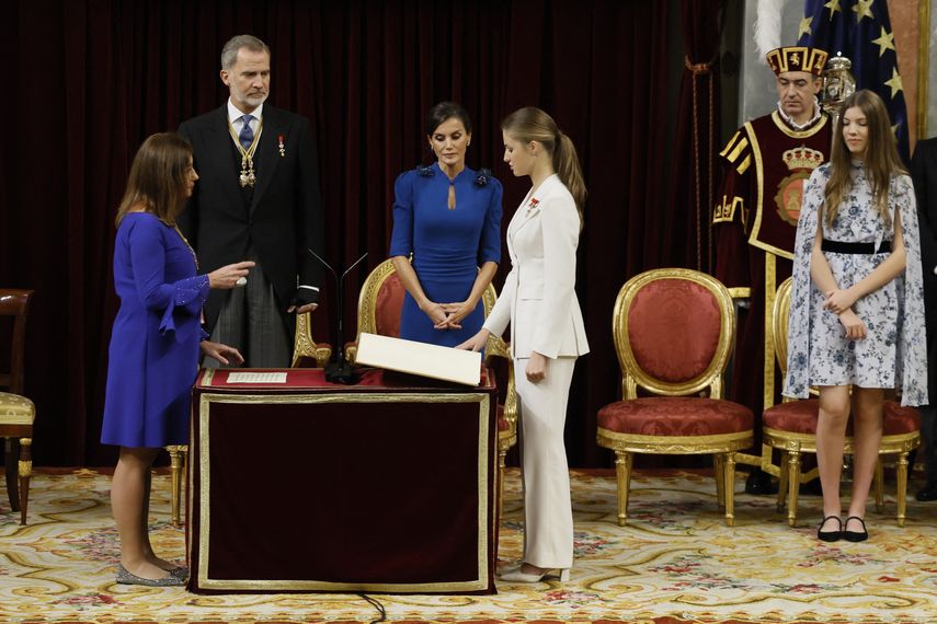 Vestida de traje blanco, la princesa Leonor fue ovacionada por varios minutos después de su juramento en el Hemiciclo del Parlamento. Vestida de traje blanco, la princesa Leonor fue ovacionada por varios minutos después de su juramento en el Hemiciclo del Parlamento.