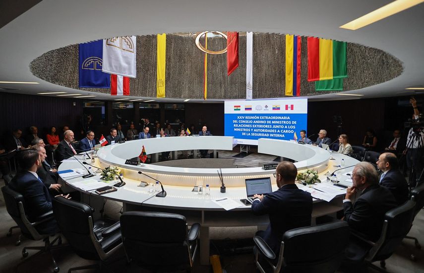 Perú: Ministros andinos abordan crisis en Ecuador