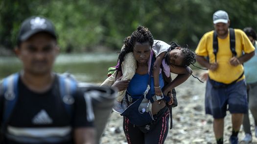 Mujeres migrantes, víctimas de robos, violación y con sus hijos a cuestas por el Darién