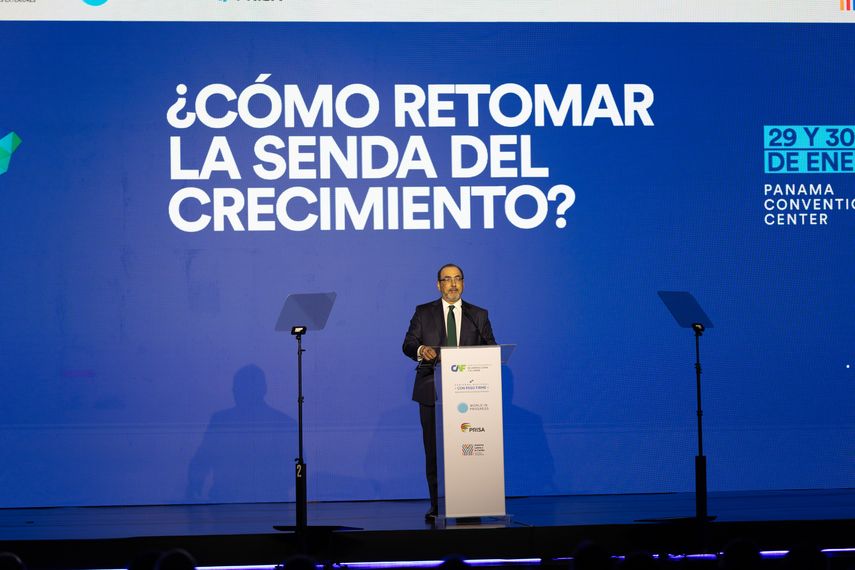 En el foro del CAF se indicó como principal desafío la erosión de las instituciones democráticas.