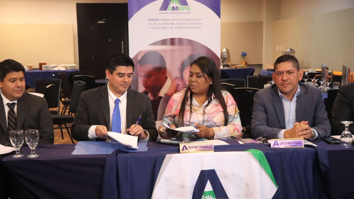 Firma del convenio entre Amupa y la empresa Decsa. Firma del convenio entre Amupa y la empresa Decsa.