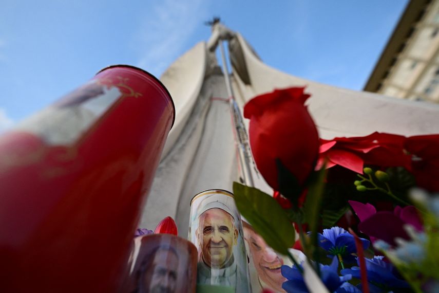 Fieles católicos mantienen vigilia constante por el papa Francisco. Fieles católicos mantienen vigilia constante por el papa Francisco.
