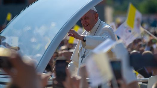 El papa se reúne con gitanos eslovacos, primer viaje tras su operación