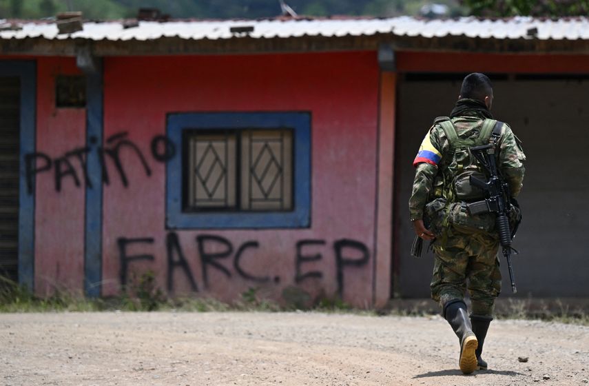 Disidentes FARC anuncian cese unilateral al fuego tras diálogo con gobierno