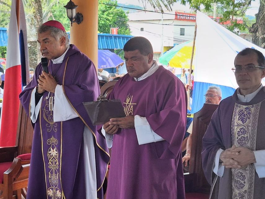 La despedida de los restos mortales de docentes inició con una caravana, que recorrió las principales calles de la provincia de Panamá Oeste. La despedida de los restos mortales de docentes inició con una caravana, que recorrió las principales calles de la provincia de Panamá Oeste.