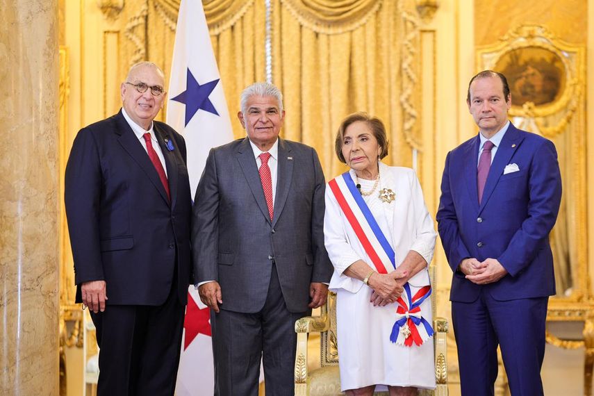 Mayín Correa recibe orden nacional DR. Belisario Porras en grado gran cruz por aportes al país
