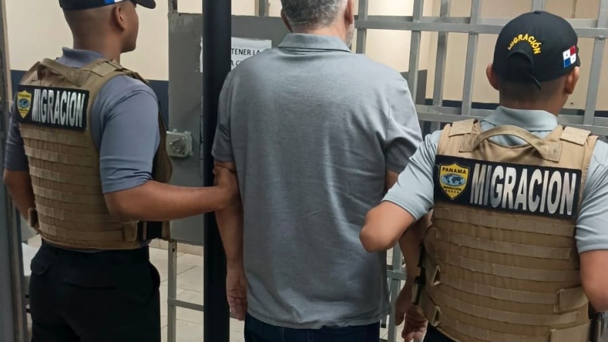Las autoridades de Migración de Panamá informaron este martes de que expulsaron a un ciudadano cubano nacionalizado estadounidense buscado en Estados Unidos por narcotráfico. Las autoridades de Migración de Panamá informaron este martes de que expulsaron a un ciudadano cubano nacionalizado estadounidense buscado en Estados Unidos por narcotráfico.