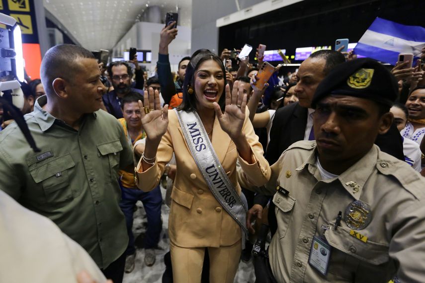 Miss Universo Sheynnis Palacios llegó a Panamá entre ovaciones de compatriotas