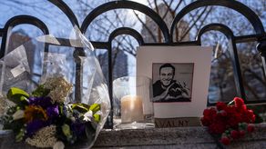 Madre y viuda de Navalni piden a Putin que les entregue su cadáver