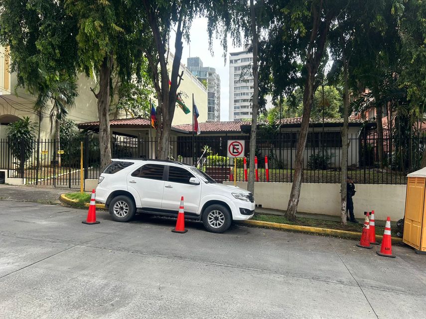 Por casi dos meses estuvo Saúl Méndez refugiado en la Embajada de Bolivia en Panamá. Por casi dos meses estuvo Saúl Méndez refugiado en la Embajada de Bolivia en Panamá.