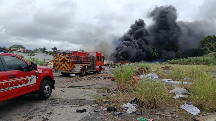 El humo tóxico afecto a residentes tras el incendio de las llantas.