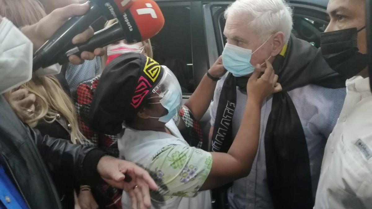 Ricardo Martinelli acudió al SPA en andadera y acompañado de varios diputados del partido Cambio Democrático. Foto/Félix Chávez.&nbsp;